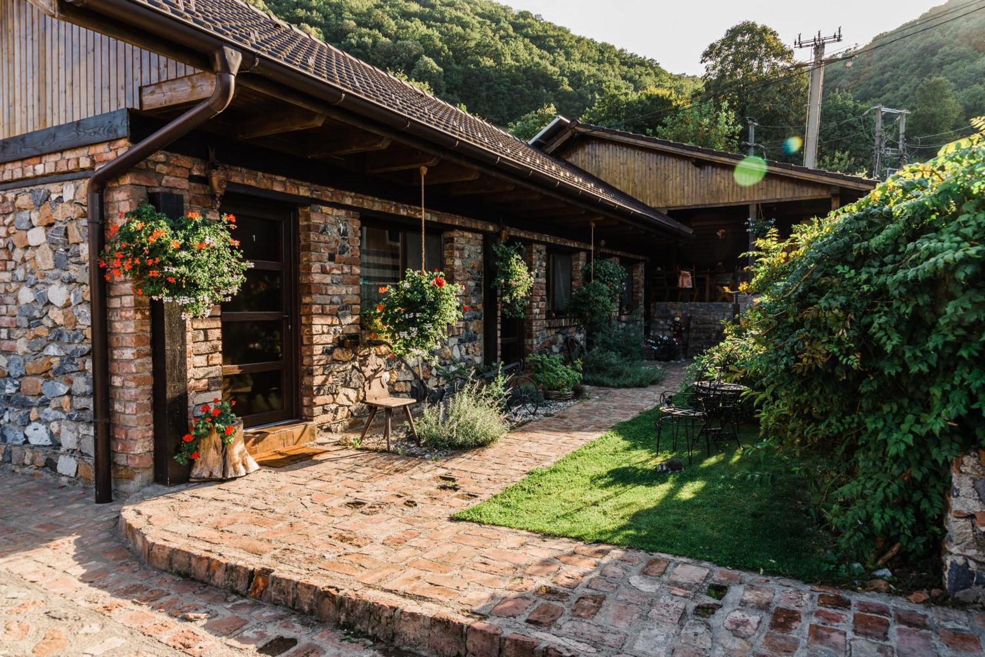 Hotel Casa Soseco Orşova Esterno foto